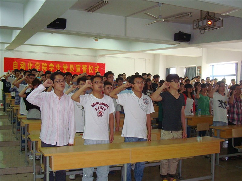 威尼斯金沙欢乐娱人城党委举行2012届毕业班学生党员宣誓仪式